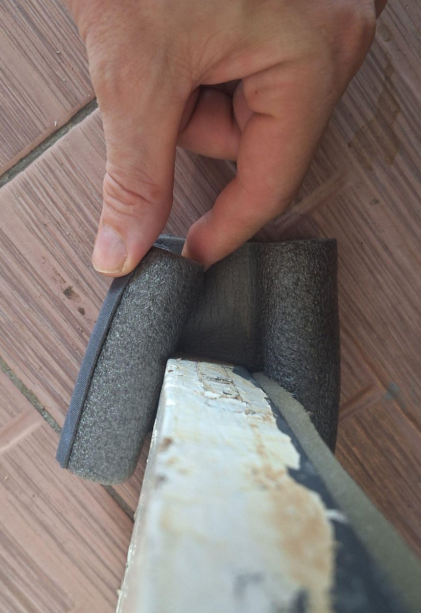 Double-stop foam seal on door bottom